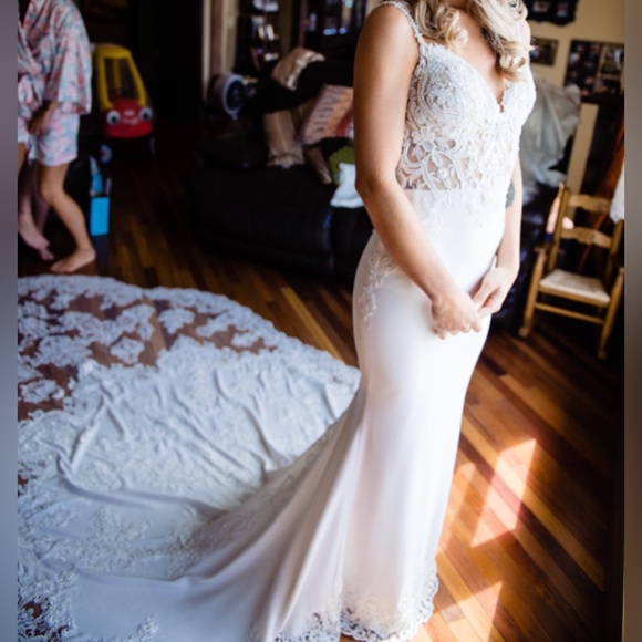 Enzoani : Mckinley : Ivory/Nude : Wedding Dress : Mermaid,train : V-Neck straps - Picture 4 of 16